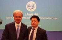 Генеральный секретарь ШОС генерал-майор Алимов принял участие в церемонии вручения наград в Пекине. Наш генеральный директор г-н Винсент Чен был приглашен на званый обед.